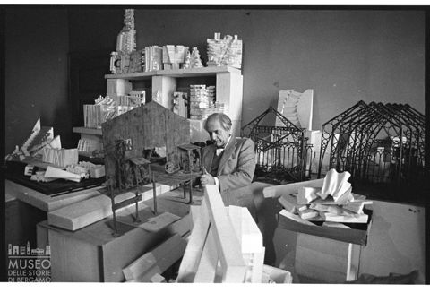 Ritratto di Sandro Angelini all'interno del suo studio con sculture