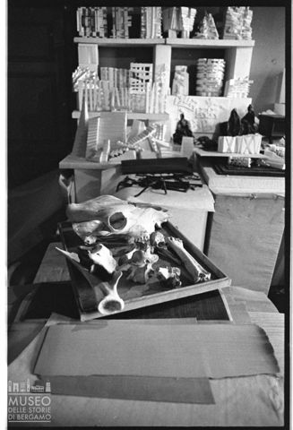 Interno dello studio di Sandro Angelini con ossa e sculture