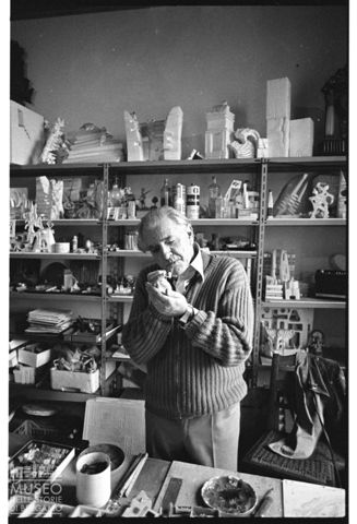 Ritratto di Sandro Angelini nel suo studio