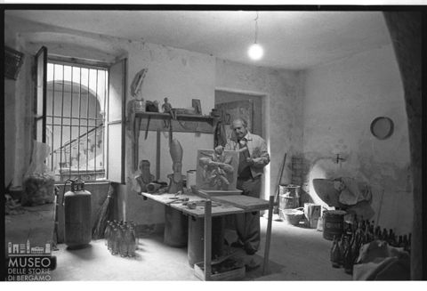 Ritratto di Sandro Angelini in uno degli ambienti di Casa Angelini