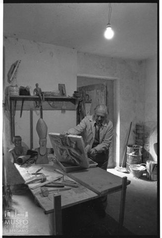 Ritratto di Sandro Angelini in uno degli ambienti di Casa Angelini