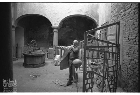 Ritratto di Sandro Angelini nella corte interna di Casa Angelini