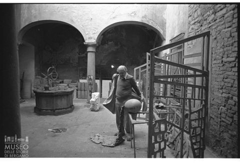 Ritratto di Sandro Angelini nella corte interna di Casa Angelini