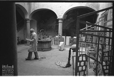 Ritratto di Sandro Angelini nella corte interna di Casa Angelini