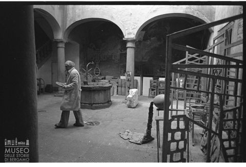 Ritratto di Sandro Angelini nella corte interna di Casa Angelini