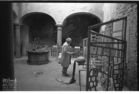 Ritratto di Sandro Angelini nella corte interna di Casa Angelini