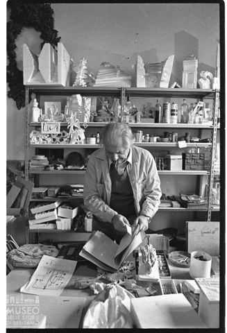 Ritratto di Sandro Angelini nel suo studio d'artista