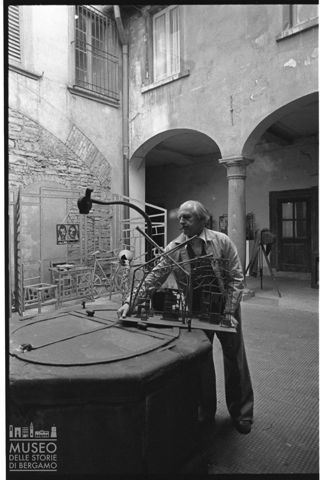 Sandro Angelini con una sua scultura tra le mani