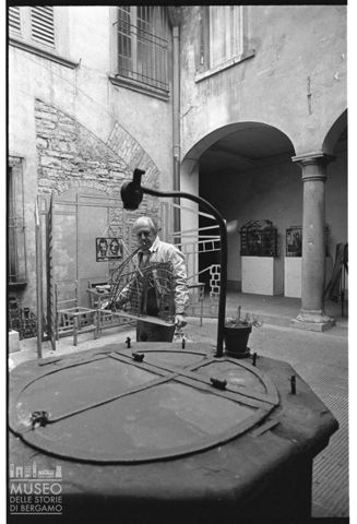 Sandro Angelini con una sua scultura tra le mani