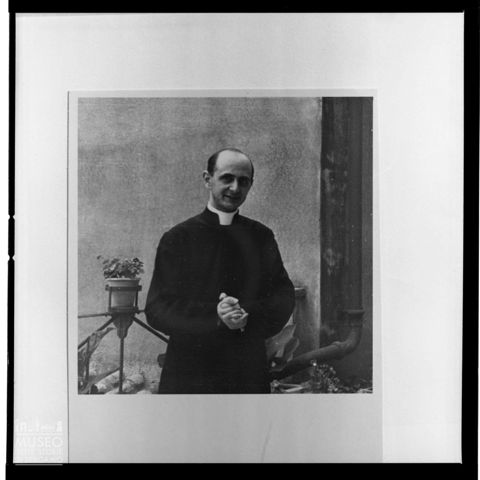 Ritratto di monsignor Giovanni Battista Montini nei pressi di un edificio, in Vaticano