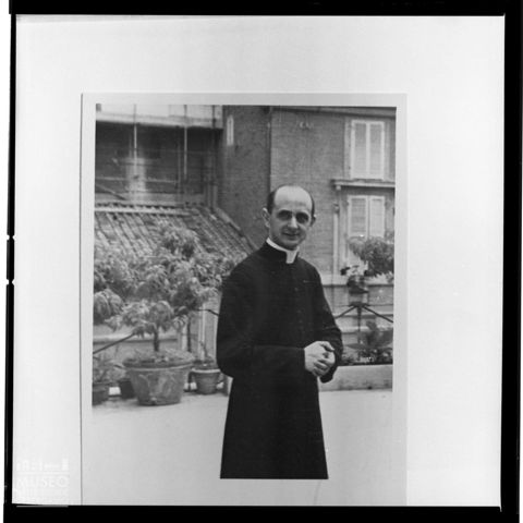 Ritratto di monsignor Giovanni Battista Montini nei pressi di un edificio, in Vaticano