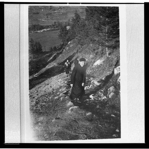 Monsignor Giovanni Battista Montini passeggia lungo un sentiero di montagna