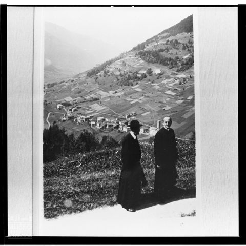 Monsignor Giovanni Battista Montini durante una passeggiata