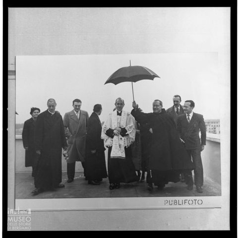 Ritratto di gruppo con monsignor Giovanni Battista Montini e padre Agostino Gemelli