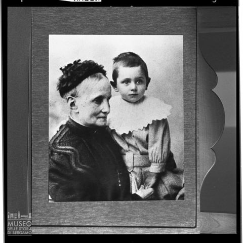 Il piccolo Giovanni Battista Montini in braccio alla nonna paterna, Francesca Buffali