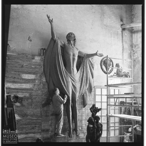 Enrico Manfrini che lavora alla scultura Gesù Cristo risorto