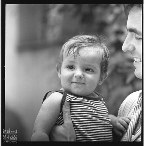 Ritratto di bambino in braccio a Mario Rudelli