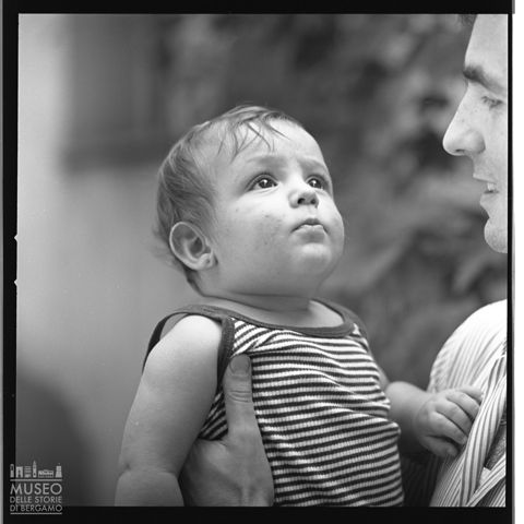 Ritratto di bambino in braccio a Mario Rudelli