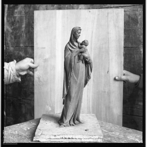 Scultura raffigurante la Madonna con Gesù Bambino