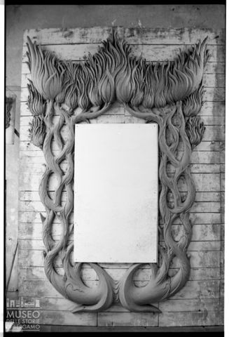 Cornice scultorea di Enrico Manfrini