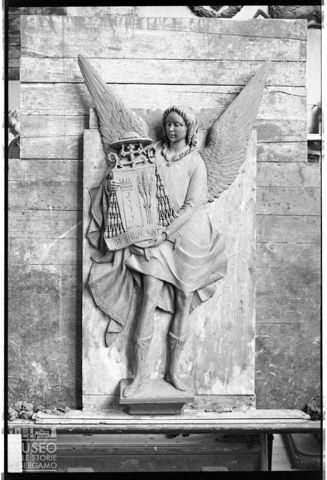 Angelo con stemma cardinalizio di Enrico Manfrini