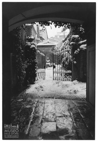 Un cortile di piazza Mascheroni innevato