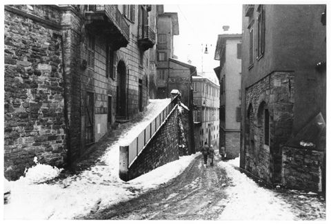 Scorcio di via Porta Dipinta innevata