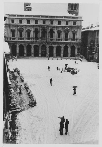Veduta di piazza Vecchia innevata