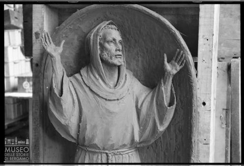 Particolare di una scultura di Enrico Manfrini