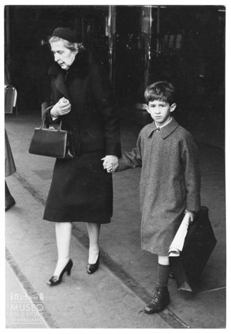 Una nonna che accompagna il nipote all'uscita della scuola in via Manzoni a Milano
