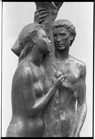 Particolare della scultura con Adamo ed Eva di Enrico Manfrini