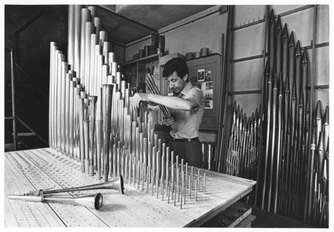 Addetto all'opera nel laboratorio della Pontificia Fabbrica d'Organi Giovanni Tamburini di Crema