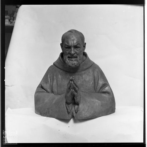 Scultura di Enrico Manfrini con ritratto di Padre Pio