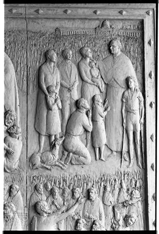 Particolare di uno dei rilievi che ornano la porta della basilica di San Paolo fuori le Mura di Enrico Manfrini