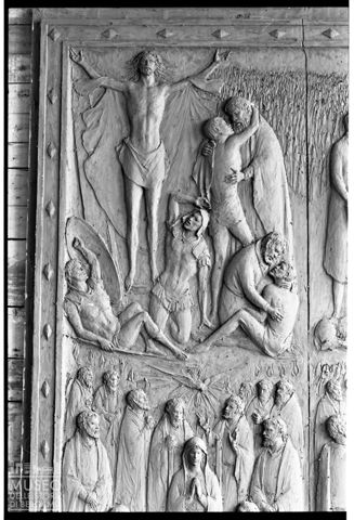 Particolare di uno dei rilievi che ornano la porta della basilica di San Paolo fuori le Mura di Enrico Manfrini