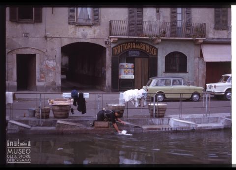 Una lavandaia sul Naviglio Grande di Ripa Ticinese