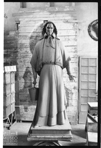 Statua di Enrico Manfrini raffigurante la venerabile Margherita Occhiena