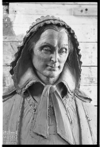 Particolare della statua di Enrico Manfrini raffigurante la venerabile Margherita Occhiena