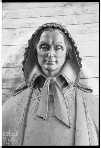Particolare della statua di Enrico Manfrini raffigurante la venerabile Margherita Occhiena