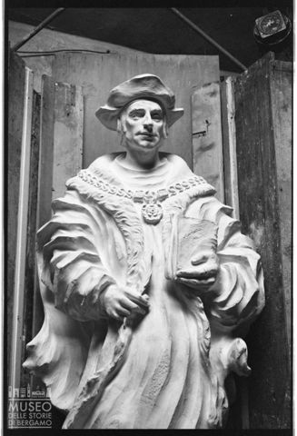 Particolare di una statua di Enrico Manfrini