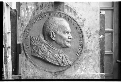 Moneta di Enrico Manfrini per la celebrazione del cinquantesimo anno di sacerdozio di papa Giovanni Paolo II
