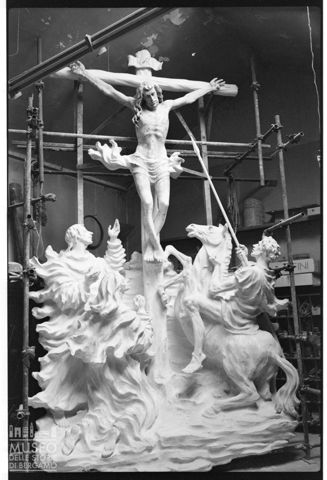 Scultura di Enrico Manfrini raffigurante la Crocifissione di Gesù Cristo