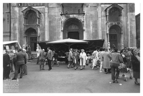 Il mercato nella piazza di fronte al Duomo di Piacenza