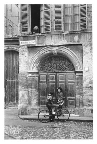 Incontri davanti al portone di una casa in piazza del Duomo a Fidenza