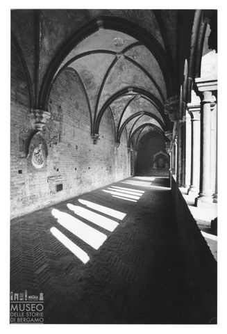 Il portico del chiostro dell'abbazia di Chiaravalle