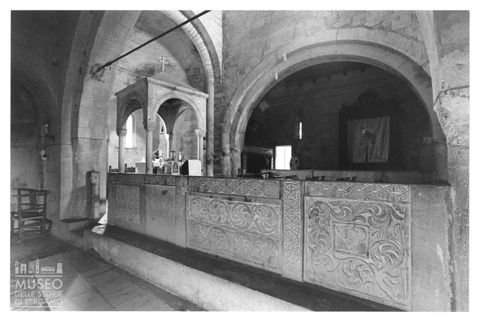 Una transenna lapidea nella chiesa di San Giovanni Battista a Pieve di Trebbio