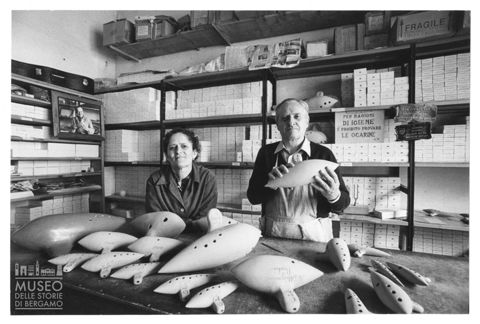 Arrigo Mignani e la moglie Luisa nel proprio negozio di ocarine