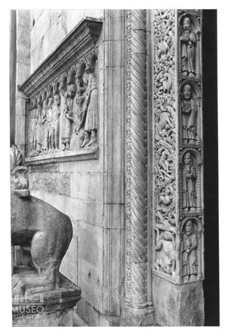 Un dettaglio del portale maggiore del Duomo di Modena