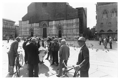 Uomini nella piazza Maggiore di fronte alla basilica di San Petronio a Bologna