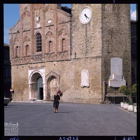 Donna nei pressi della collegiata di Santa Maria Assunta a San Ginesio